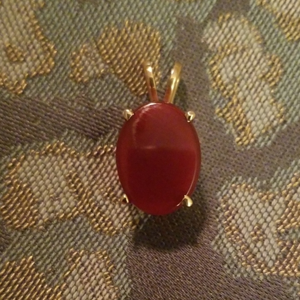 14kt pendant. Red Stone.Possibly ruby or carnelian